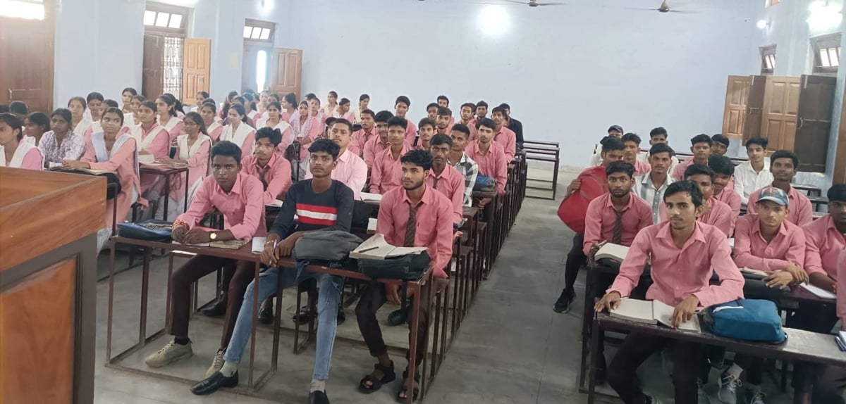 Balrampur News: शिक्षक-छात्र परामर्श बैठक में व्यक्तित्व विकास पर जोर