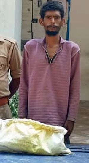 Mahoba News: दो मंदिरों से चोरी की मूर्तियां और माल बरामद, एक गिरफ्तार