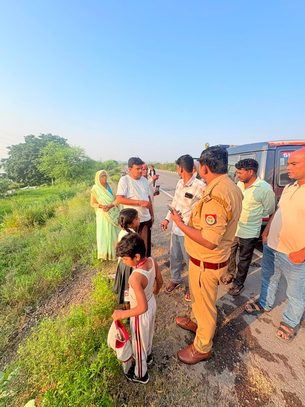 Jalaun News: डीसीएम की टक्कर से खंती में गिरी बच्चों से भरी स्कूली वैन