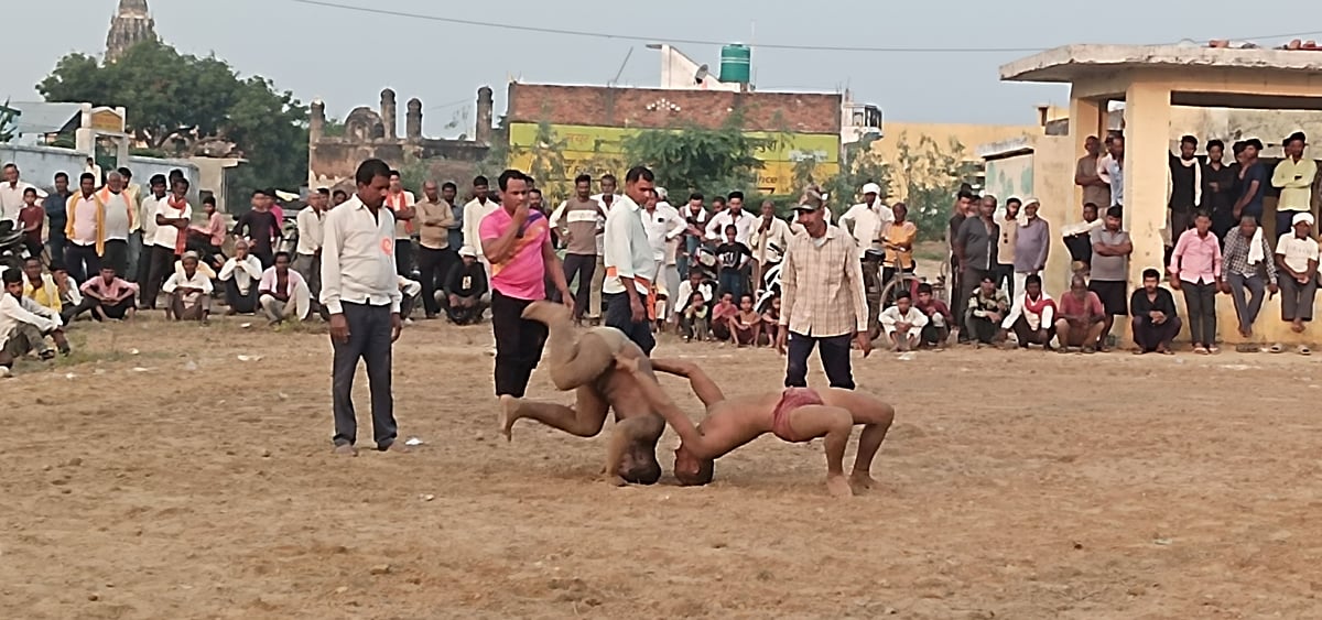 Fatehpur News: 11 हजार की कुश्ती में जुनैद और अचल सिंह बराबरी पर छूटे