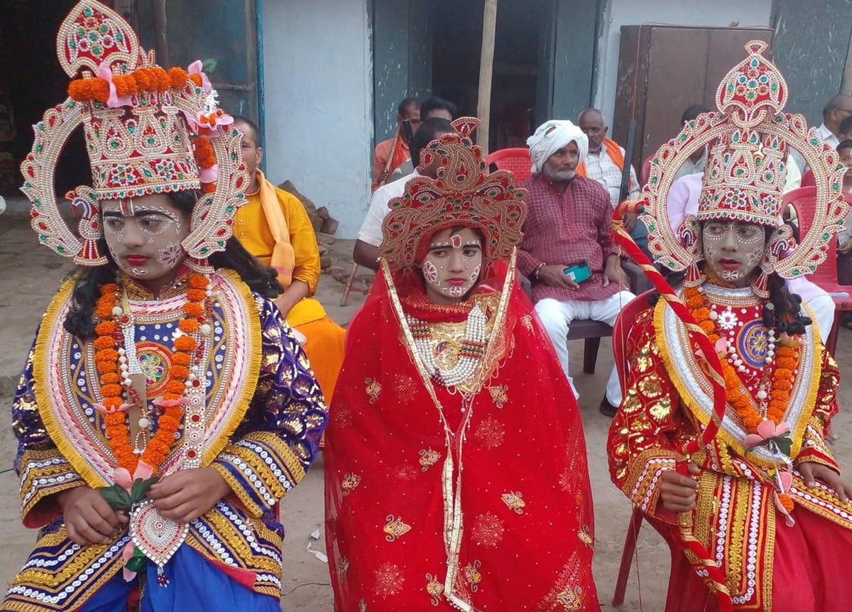 Fatehpur News: सीताहरण और मारीच वध का मंचन देख रोमांचित हुए दर्शक