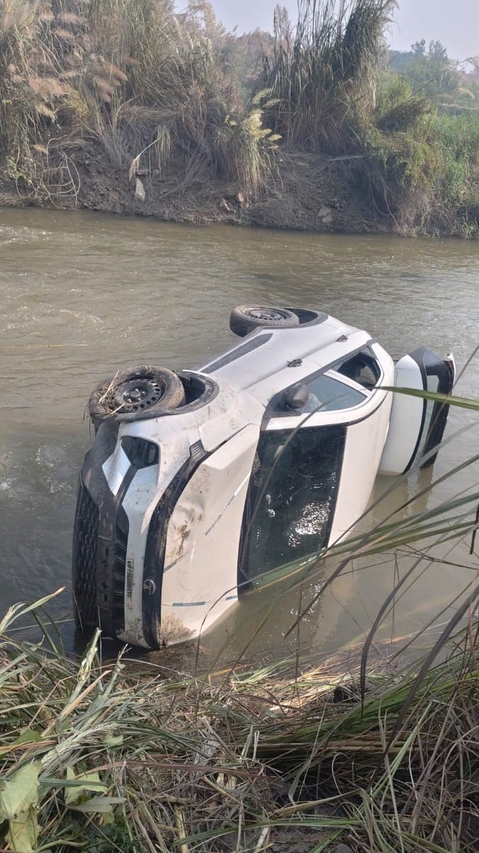 Etawah News: तेज रफ्तार वाहन से बचने में नदी में गिरी कार