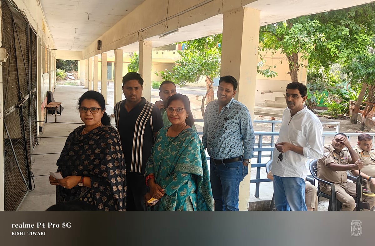 Etawah News: स्नातक चुनाव में मतदाताओं ने फेरा मुंह, शिक्षक एमएलसी के लिए उमड़े वोटर