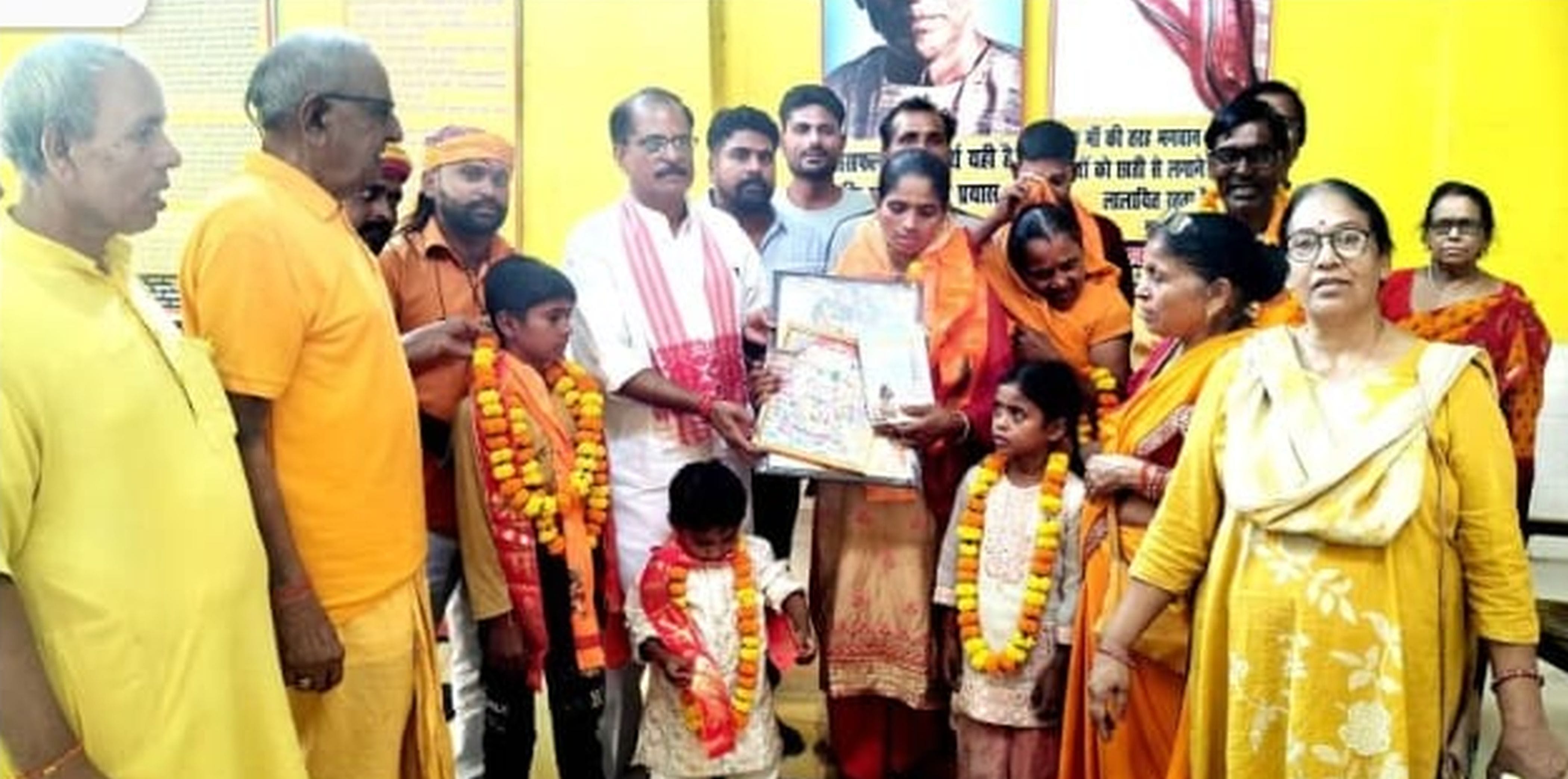 फोटो-39-गायत्री मंदिर में नामकरण करते विहिप के प्रांतीय उपाध्यक्ष। स्रोत: सोशल मीडिया