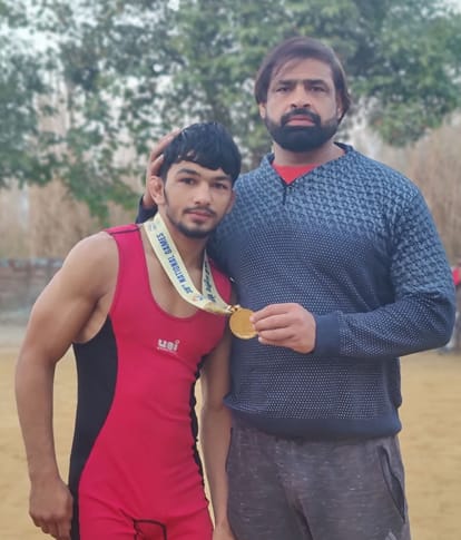 -फोटो 92 : हिंद केसरी अखाड़े के संचालक धर्मेंद्र के साथ साहिल कादियान। स्रोत कोच