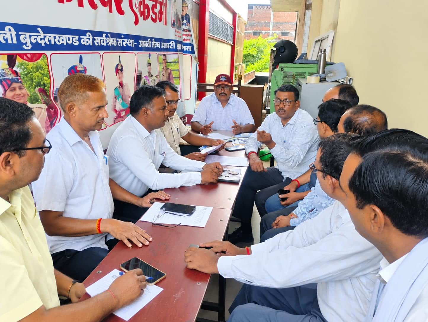 फोटो न- 22 सीकेटीपी39 वर्धमान परिसर में बैठक करते पूर्व सैनिक। संवाद