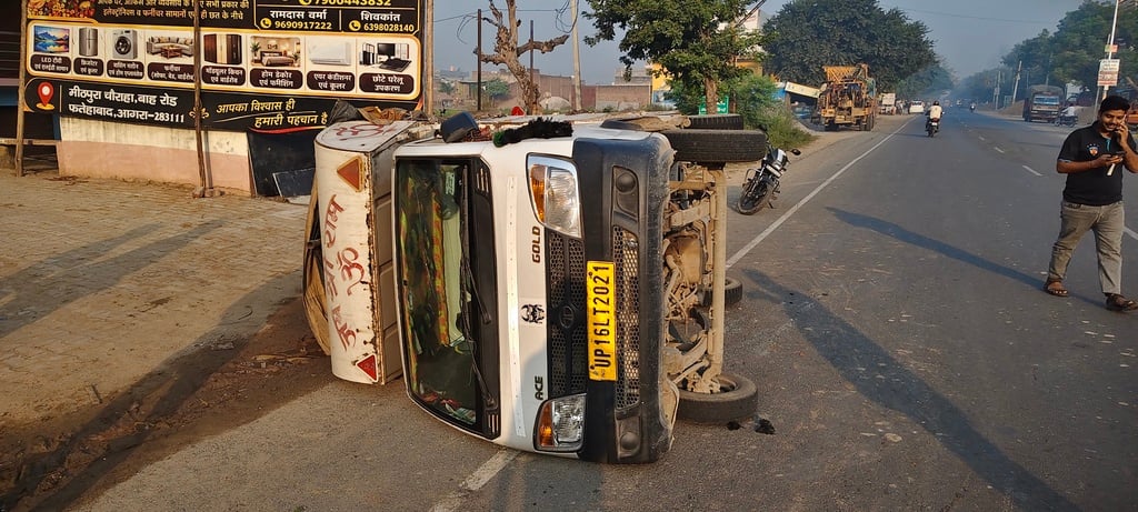 Agra News: कैंटर की टक्कर से लोडर पलटा, चालक घायल