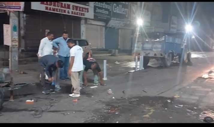 फतेहाबाद के जवाहर चौक में लगाए जा रहे लोहे के पाइपसंवाद