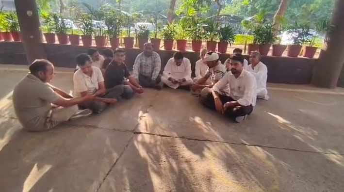 फतेहाबाद के लघुसचिवालय के बाहर धरने पर बैठे ग्रामीण संवाद