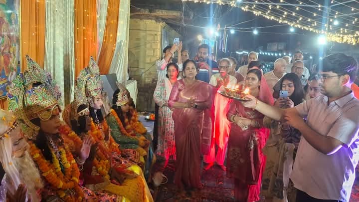 गोला में श्री राम राजगद्दी कार्यक्रम में झांकी का पूजन करते श्रद्धालु। संवाद