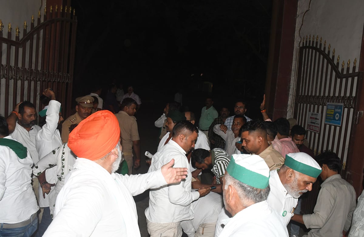Lucknow News: गन्ना संस्थान के गेट पर ताला देख धरने पर बैठे टिकैत