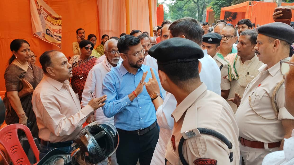 Muzaffarpur Bihar news : commotion during tirhut election voting heated exchange with magistrate today