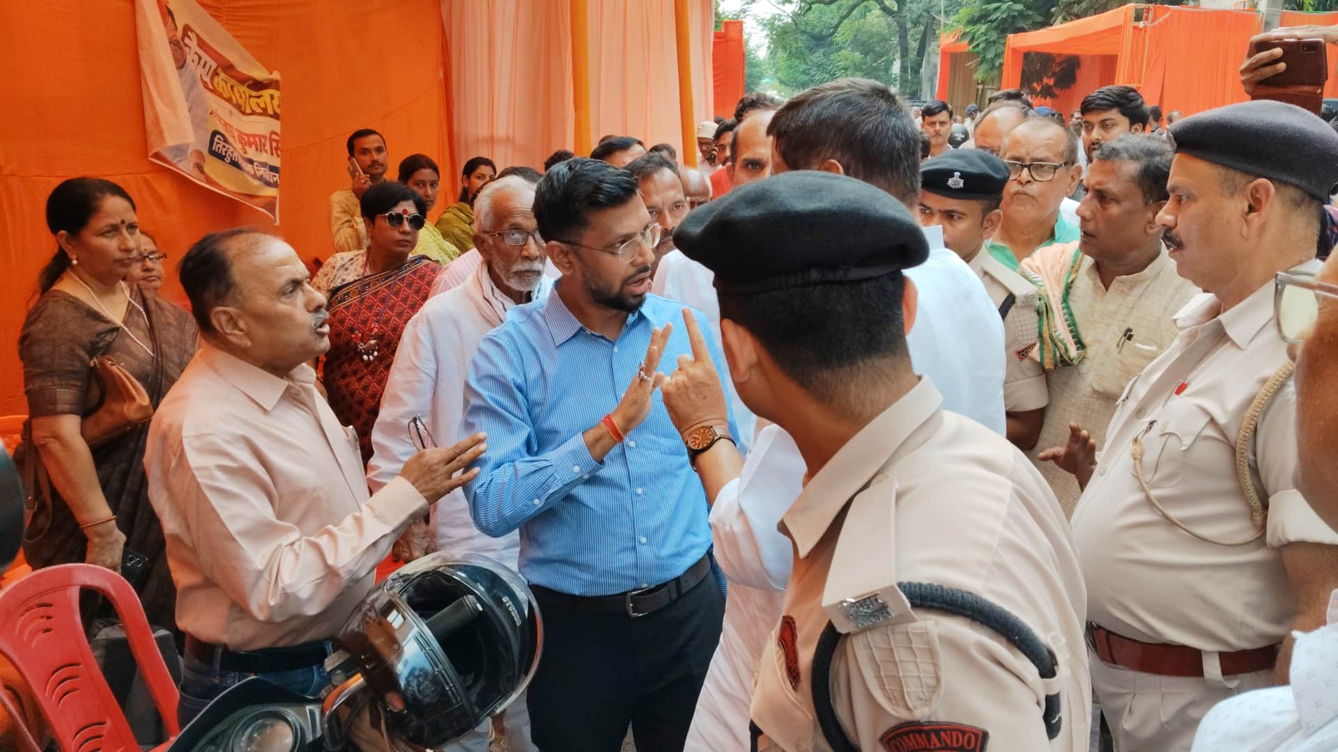 हंगामे के दौरान की तस्वीर।
