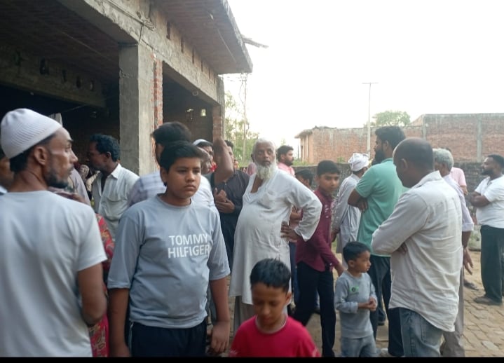 Bijnor News: हाइटेंशन लाइन की चपेट में आने से युवक की मौत, पिता-पुत्र झुलसे