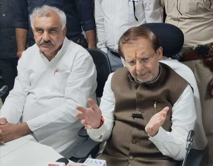 हिसार में मीडिया से बातचीत करते मंत्री अरविंद शर्मा, साथ में नलवा विधायक रण्धीर पनिहार