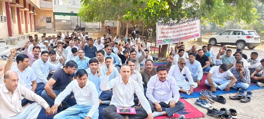 हिसार राजगढ़ रोड स्थित बिजली कार्यालय के बाहर प्रदर्शन करते कर्मचारी।