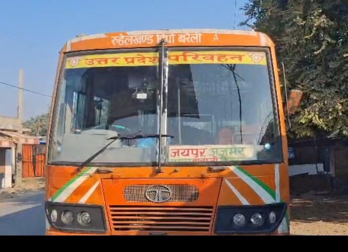 Budaun News: पत्नी का इलाज करा रहे युवक की जिला अस्पताल के बाहर बस से कुचलकर मौत