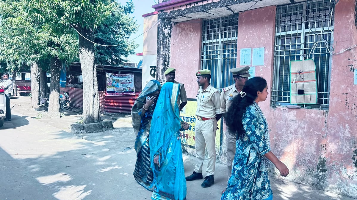 Shravasti News: शिक्षक एमएलसी चुनाव में 81.57 फीसदी मतदान