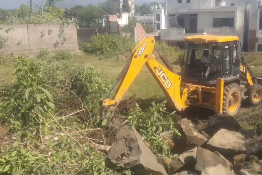 जोजड़ा तालाब की सफाई करती जेसीबी।