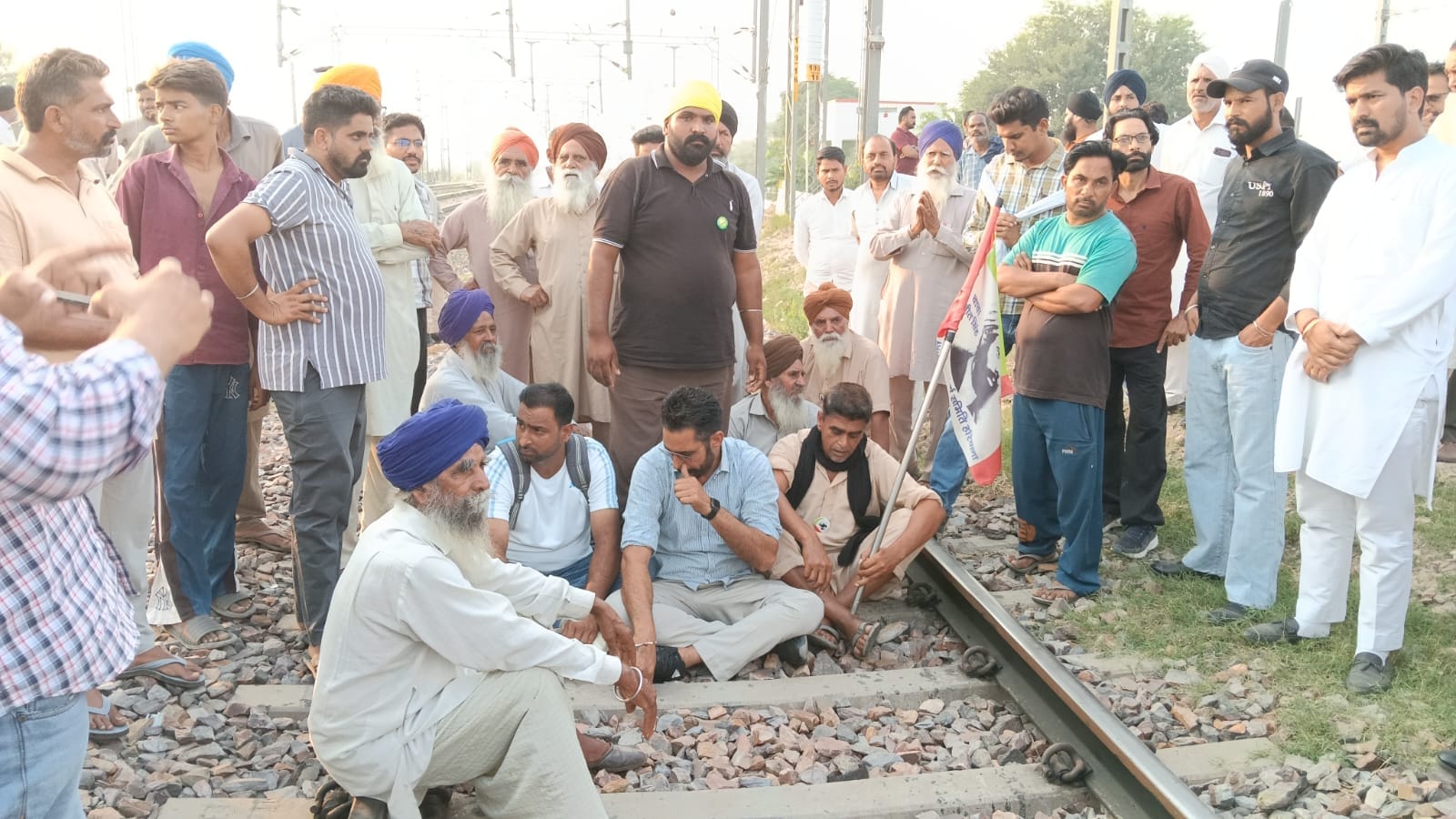 जाखल में रेलवे ट्रैक पर बैठे किसान