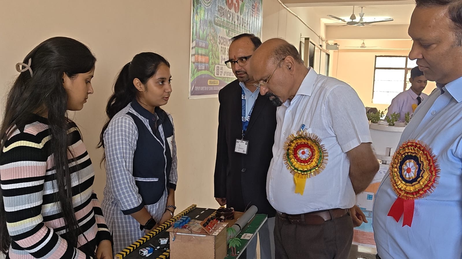 जिला स्तरीय बाल विज्ञान मेले में विद्यार्थियों के मॉडल की जानकारी लेते उपनिदेशक सोमलाल धीमान। स
