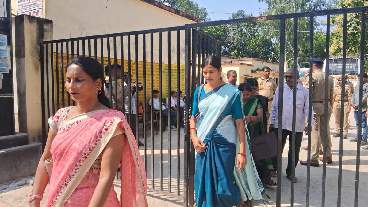 Ambedkar Nagar News: शिक्षक निर्वाचन में 2326 वोटरों ने किया मतदान