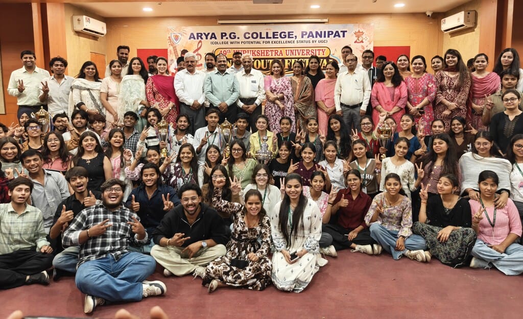 जोनल युवा महोत्सव में 21वीं बार ओवरऑल ट्रॉफी जीतने वाले आर्य कॉलेज के विजेता विद्यार्थी, साथ मे