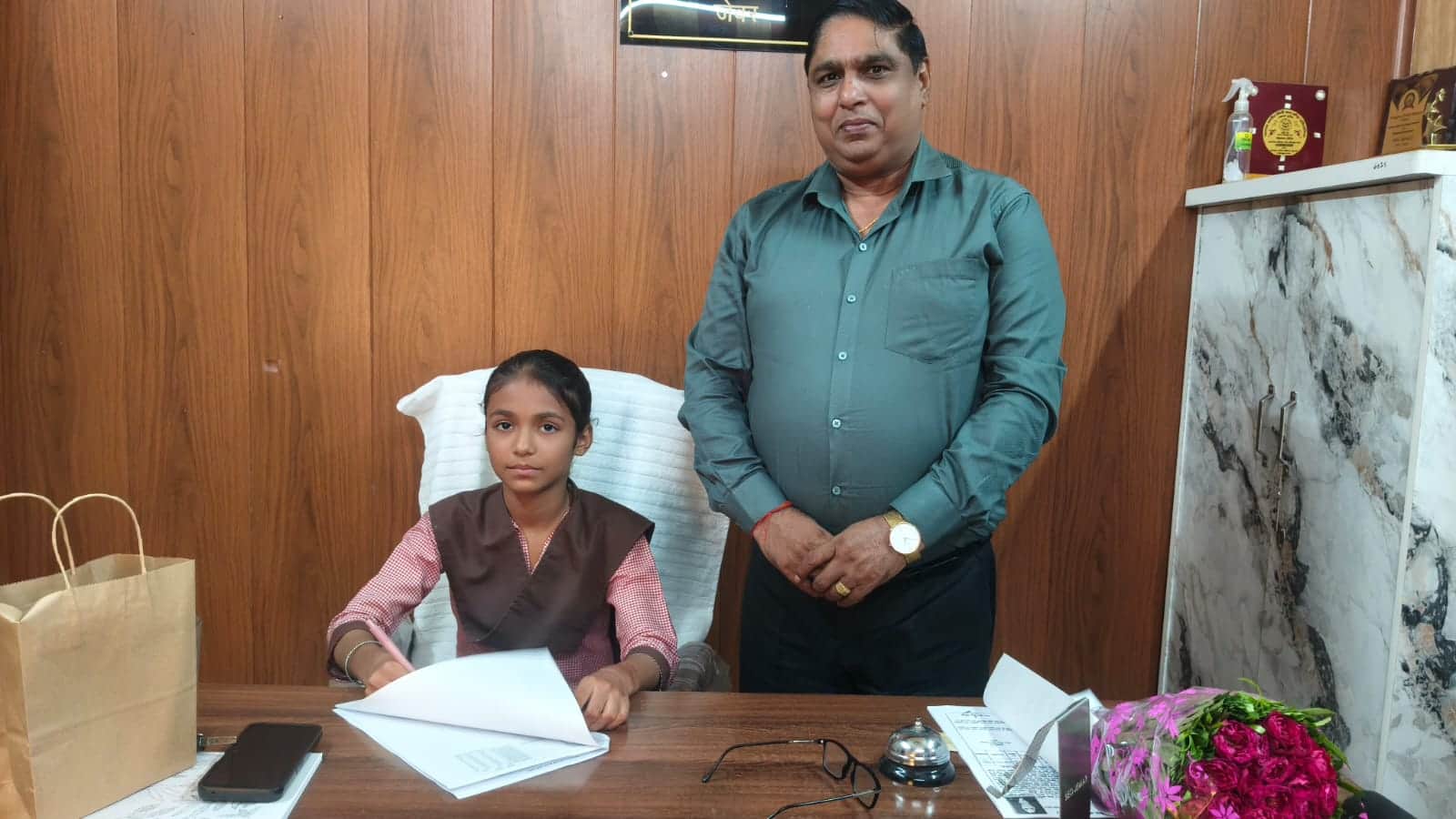 जेवर के पीएम श्री कम्पोजिट विद्यालय में मिशन शक्ति के तहत कक्षा छह की छात्रा सवा को एक दिन का ख