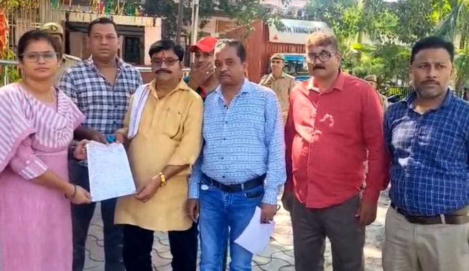 कलक्ट्रेट में अतिरिक्त मजिस्ट्रेट अपूर्वा सिंह को ज्ञापन सौंपते उद्योग व्यापार प्रतिनिधि मंडल क