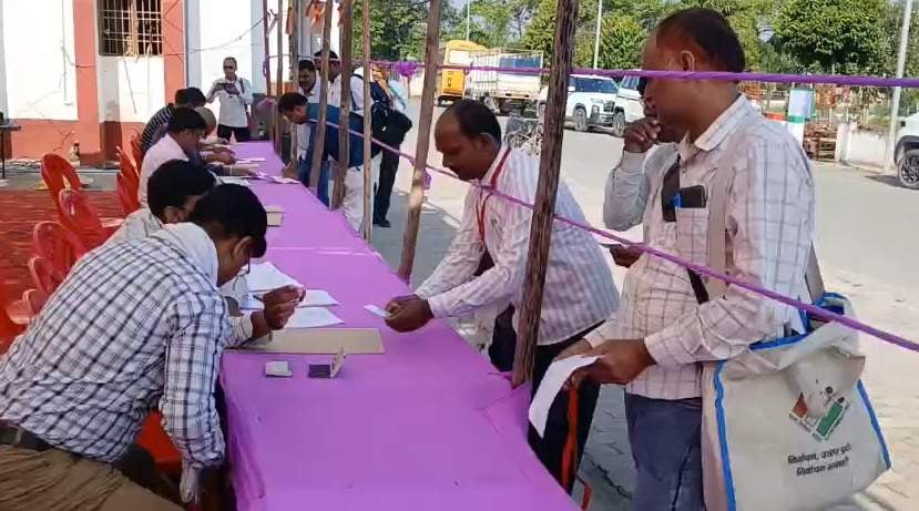 Chandauli News: 10 केंद्रों पर आज होगा मतदान, पोलिंग पार्टियाें ने संभाली व्यवस्था