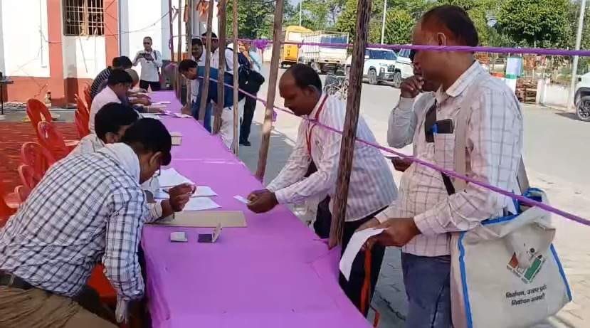 कलेक्ट्रेट से रवाना होते पोलिंग पार्टी। स्रोत:-जागरूक पाठक