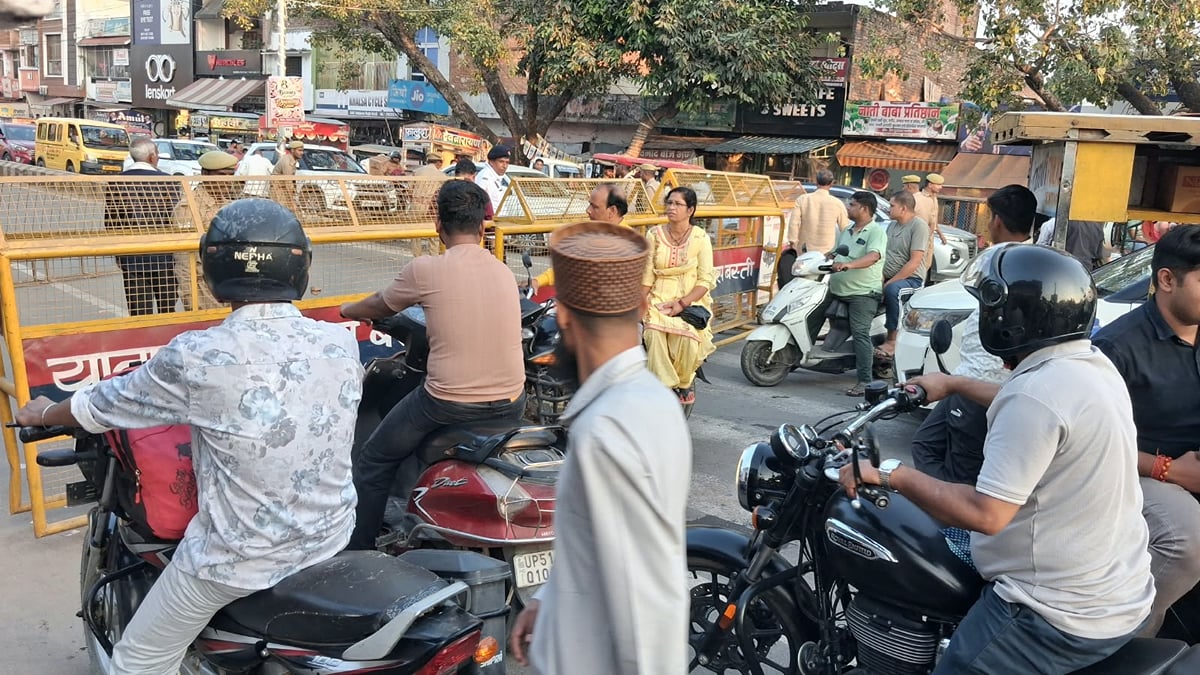 Basti News: दोपहर बाद मेला क्षेत्र खाली करा रही पुलिस...शाम को बैरिकेडिंग