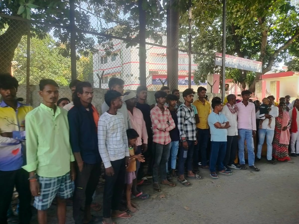 Mirzapur News: युवक की हत्या की आशंका, ग्रामीणों ने थाने का किया घेराव