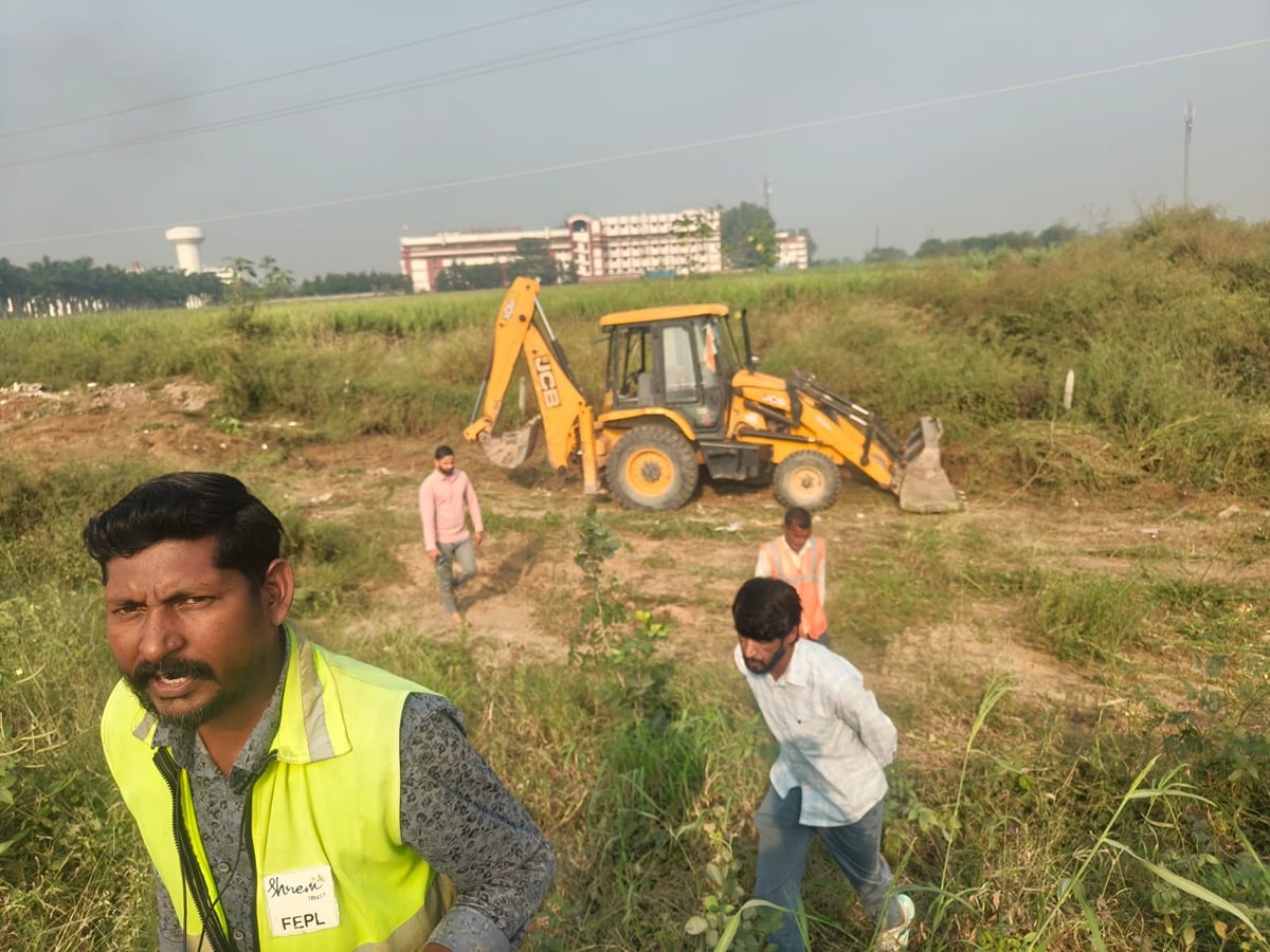 Meerut News: बिना अनुमति फुट ओवरब्रिज का निर्माण शुरू, जेसीबी से रौंदे पौधे