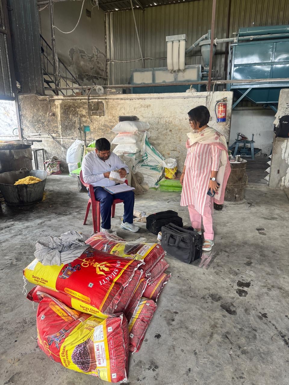 Bulandshahar News: खाद्य सुरक्षा विभाग ने 100 किलो खराब चिप्स मौके पर कराए नष्ट