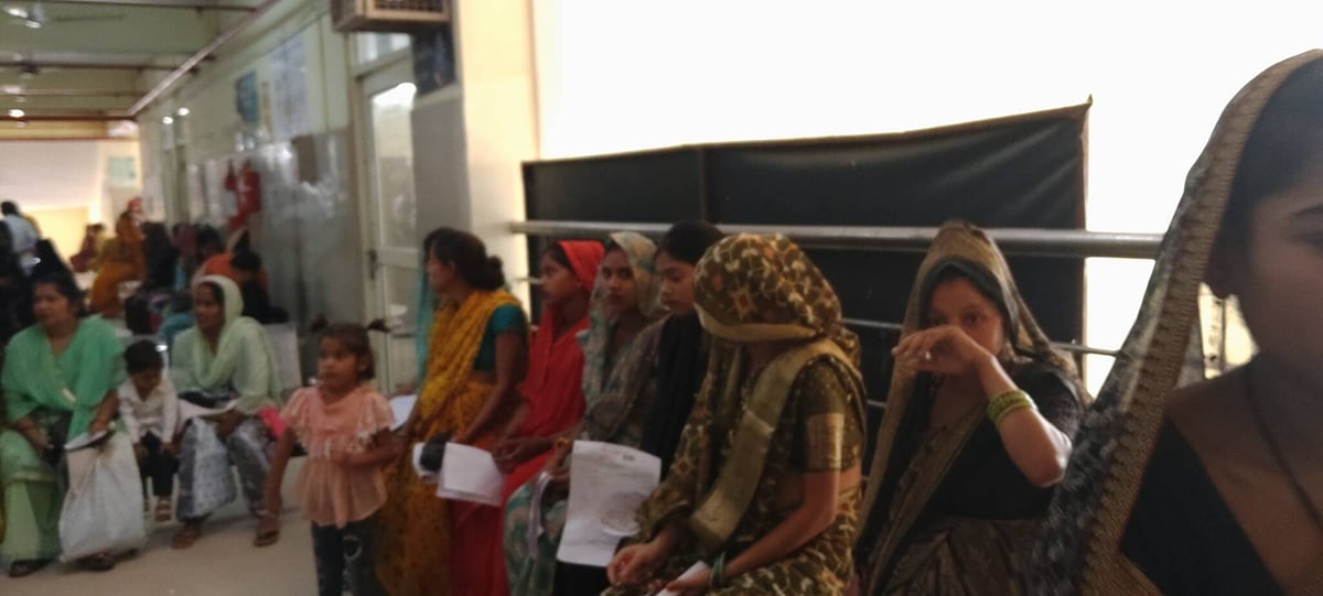 Agra News: एक संविदाकर्मी के भरोसे महिला अस्पताल की लैब