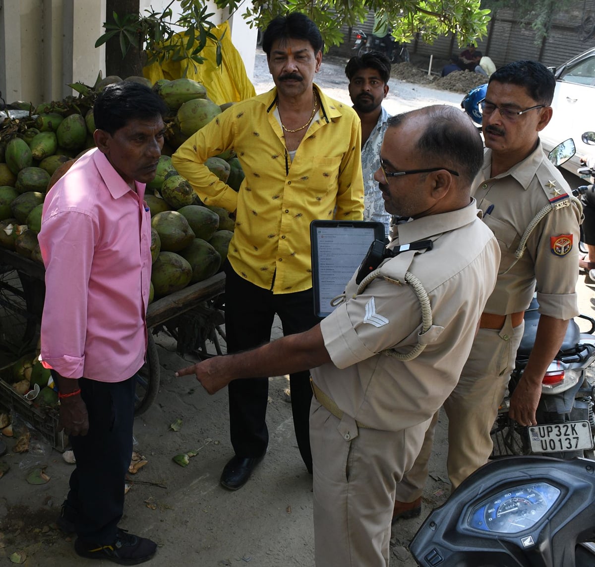 Lucknow News: लिफ्ट के बहाने बाइक सवार की जेब काटी