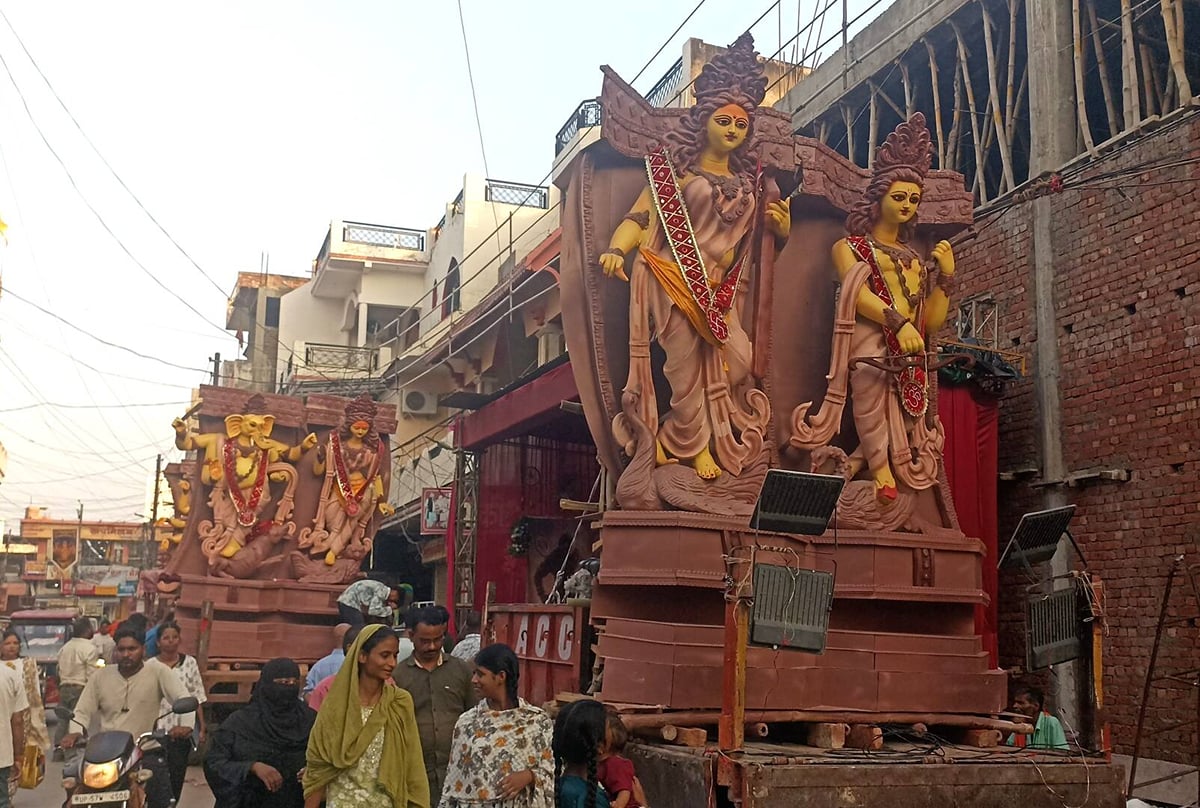 Kushinagar News: कड़ी सुरक्षा के बीच किया गया 
मां दुर्गा की मूर्तियों का विसर्जन