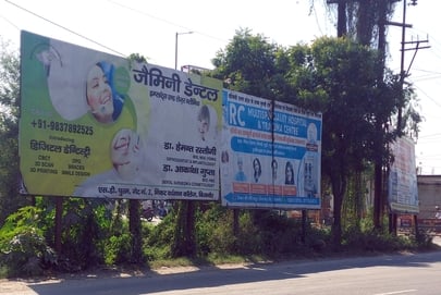 Bijnor News: मंडावर चौराहे पर अवैध होर्डिंग का कब्जा, हादसे का खतरा