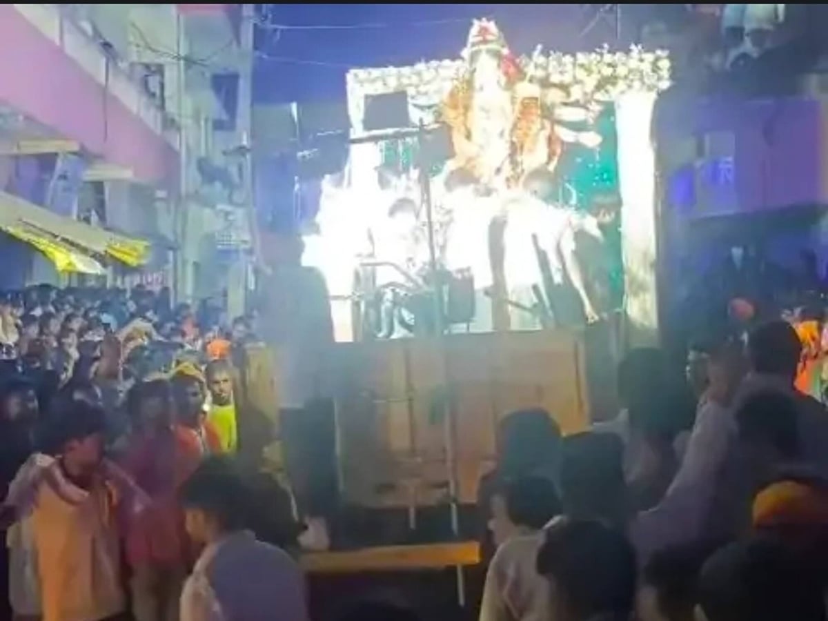 Ghazipur News: भींगी पलकों से तीसरे दिन मां की 35 प्रतिमाओं का हुआ विसर्जन