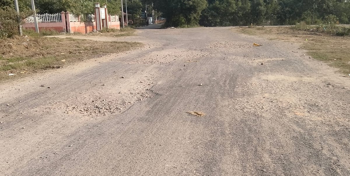 Noida News: मुंजखेड़ा से 22 डी सोसाइटी जाने वाली सड़क जर्जर, राहगीर परेशान