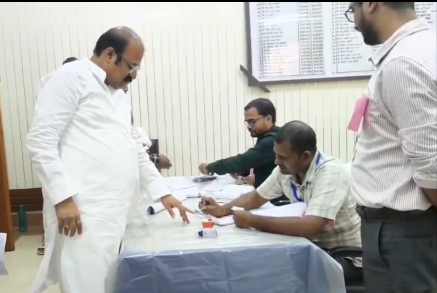 मतदान करने जाते मंत्री मदन सहनी