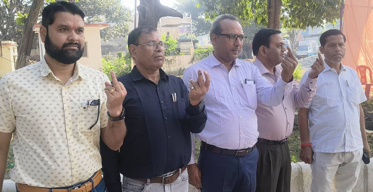 Ayodhya News: एमएलसी शिक्षक चुनाव में बना रिकॉर्ड, 79 फीसदी वोट बरसे