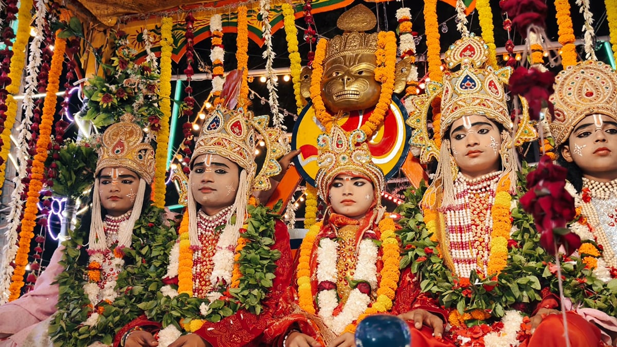 Jaunpur News: चारों भाइयों का मिलन श्रद्धालुओं की भीगी पलकें, आठ तरह की सजाई गईं झांकियां