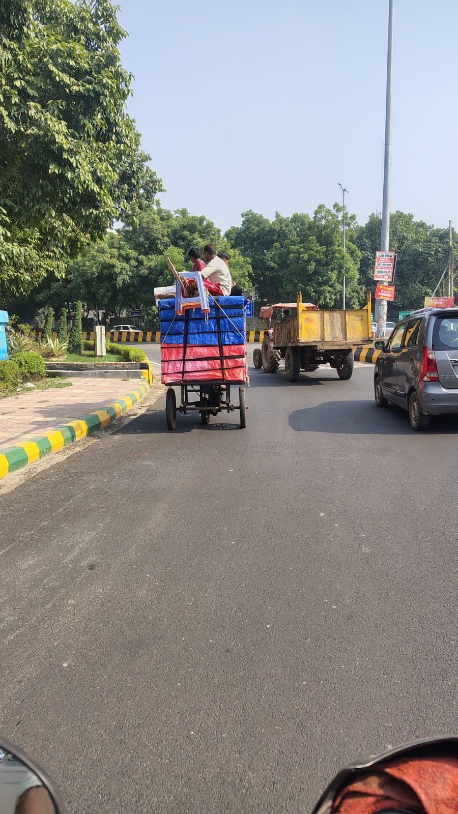 Noida News: बिना नंबर प्लेट दौड़ रहे जुगाड़ रिक्शा