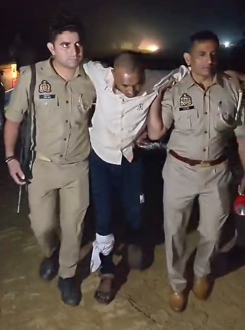 Shahjahanpur News: ट्रैक्टर-ट्रॉली चोरी के मामले में दो बदमाश मुठभेड़ के बाद गिरफ्तार, एक के दाहिने पैर में लगी गोली