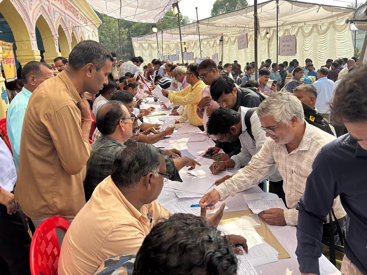 Bulandshahar News: स्नातक और शिक्षक चुनाव के लिए पोलिंग पार्टियां रवाना, मतदान आज