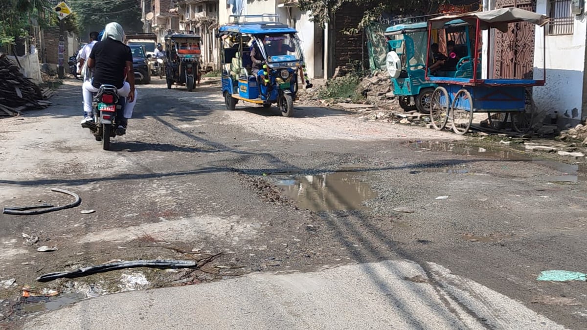 Ballia News: ददरी मेले के रास्ते में अतिक्रमण और 200 मीटर तक गड्ढे