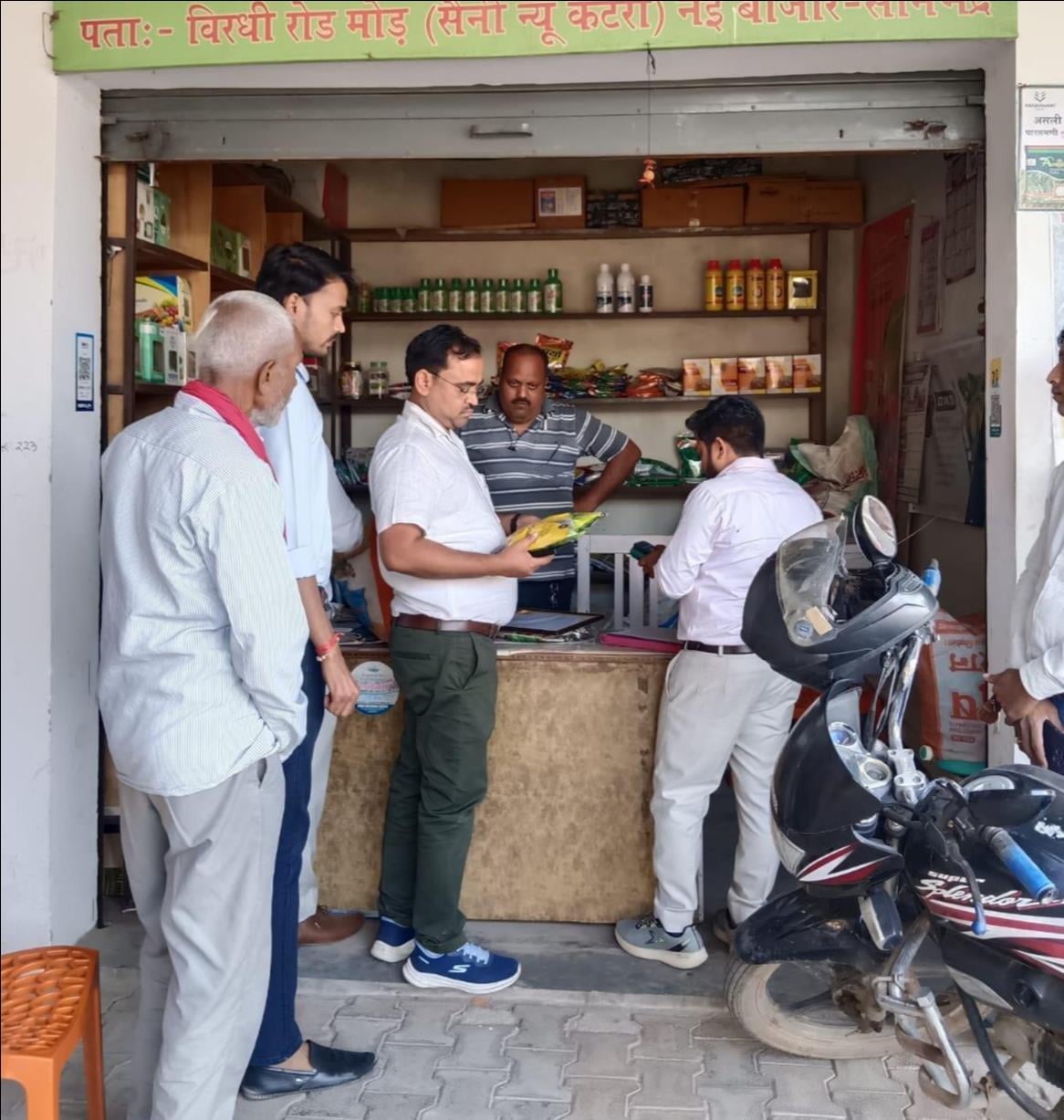 Sonebhadra News: दो प्रतिष्ठानों के लाइसेंस निलंबित, खाद-बीज के 10 नमूने लिए