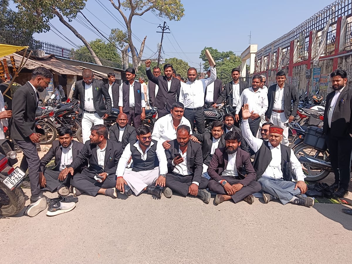 Basti News: साथी पर जानलेवा हमले के विरोध में सड़क पर उतरे वकील, सौंपा ज्ञापन